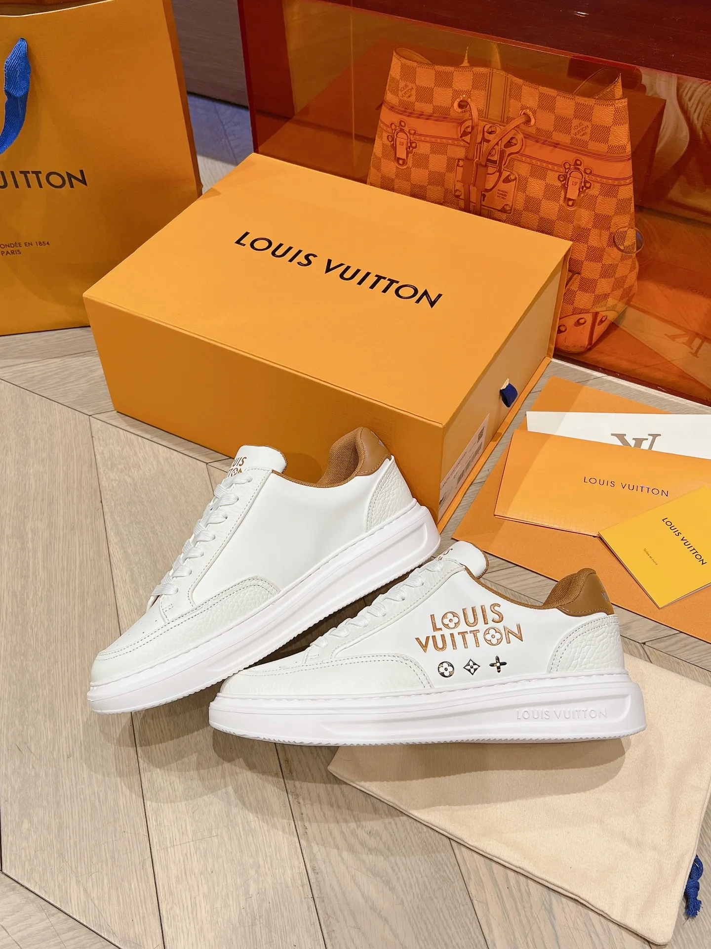 👟👟Ex-factory price 680👟👟 LV 2024 new height-increasing white shoes, color matching and leather craftsmanship, 3D logo embossing technology on the heel to increase the three-dimensional effect, pebbled cowhide, PU foam outsole! Super lightweight! Your feet won’t get tired from walking.  Code number: 37-45